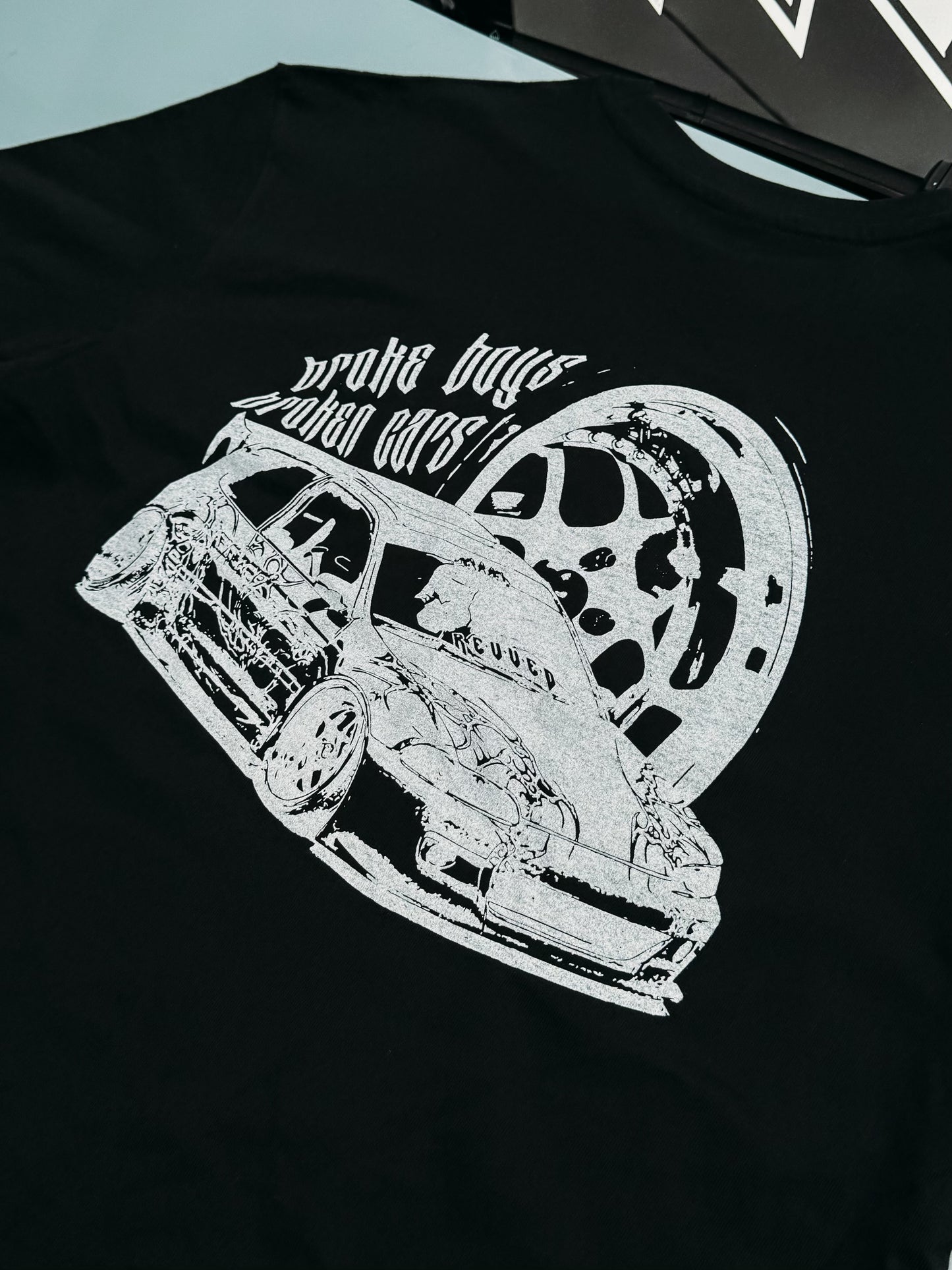 T-SHIRT "BROKE BOYS BROKEN CARS" CZARNY