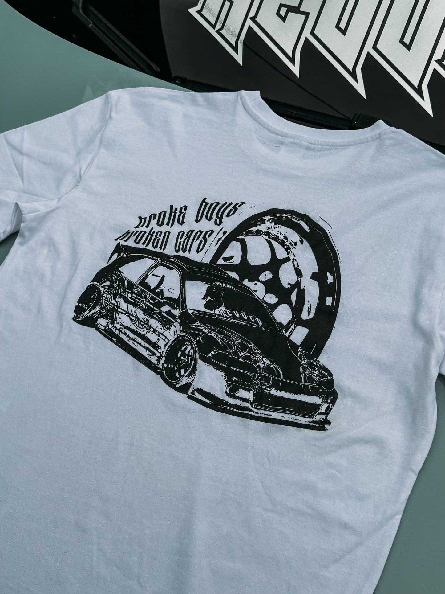 T-SHIRT "BROKE BOYS BROKEN CARS" BIAŁY