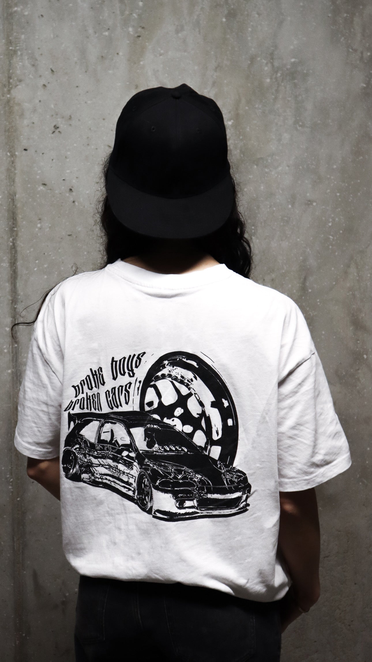 T-SHIRT "BROKE BOYS BROKEN CARS" BIAŁY