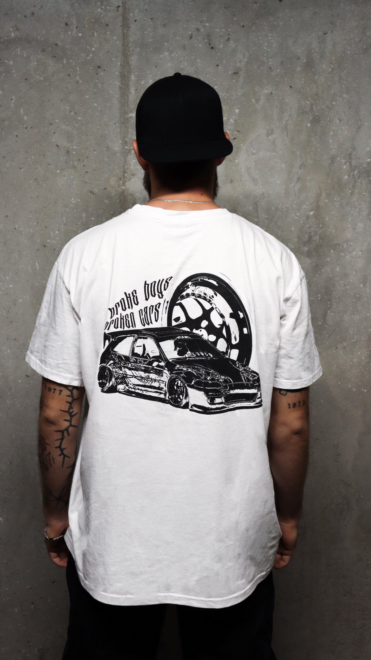 T-SHIRT "BROKE BOYS BROKEN CARS" BIAŁY
