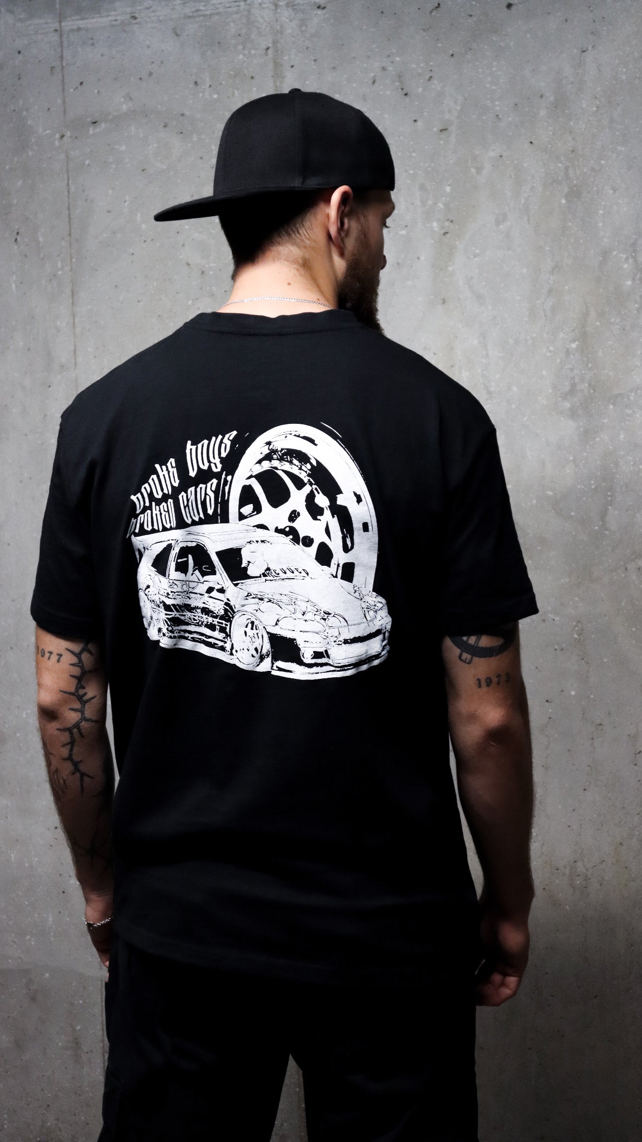 T-SHIRT "BROKE BOYS BROKEN CARS" CZARNY
